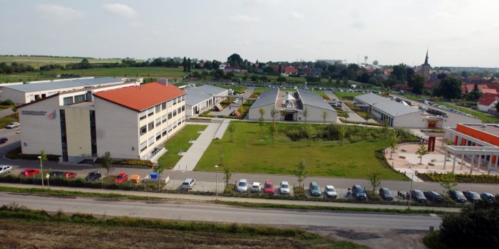 Foto: Berufsbildungszentrum der Handwerkskammer Erfurt © HWK Erfurt Vogelperspektive des Gebäudes mit Umfeld in Erfurt