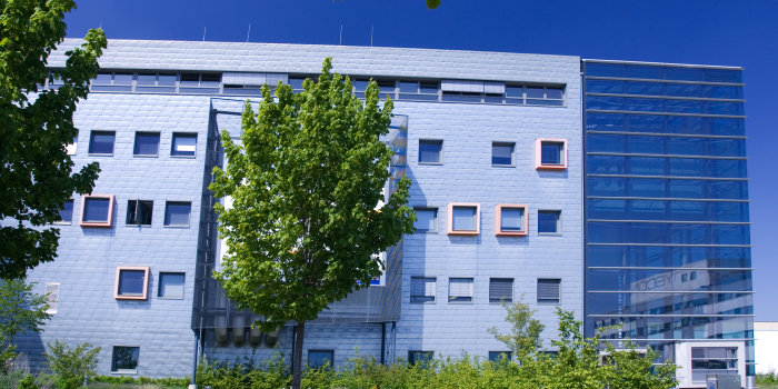 Foto: Gebäude CiS Forschungsinstitut für Mikrosensorik © CiS / Sebastian Reuter Modernes Gebäude mit Glasfassade