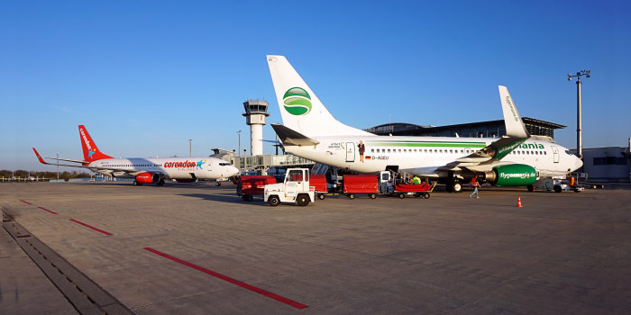 Foto: Flugzeugabfertigung Flughafen Erfurt-Weimar © Hans-Holm Bühl Zwei Flugzeuge stehen auf dem Vorfeld des Erfurter Flughafens und werden mit verschiedenen Geräten be- und entladen und auf den Flug vorbereitet